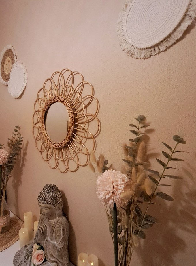 Ambiance du cabinet de Castres, miroir en rotin et bougies