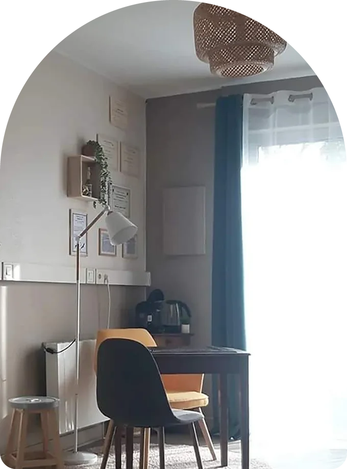 Bureau de consultation lumineux avec miroir rotin et fauteuil, cabinet de Laëtitia Campi à Castres