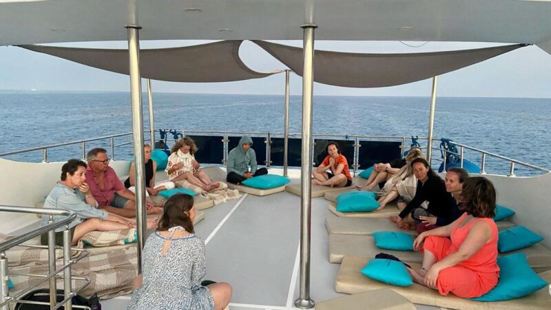 Cercle de partage sur le pont du bateau, Sataya