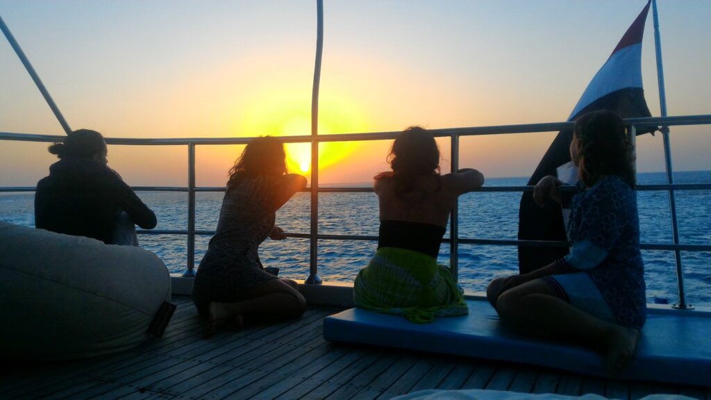 Groupe sur le pont du bateau au lever du soleil, mer Rouge