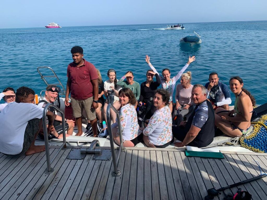 Groupe en zodiac partant à la rencontre des dauphins, baie de Sataya · légende : Le départ du matin, en zodiac