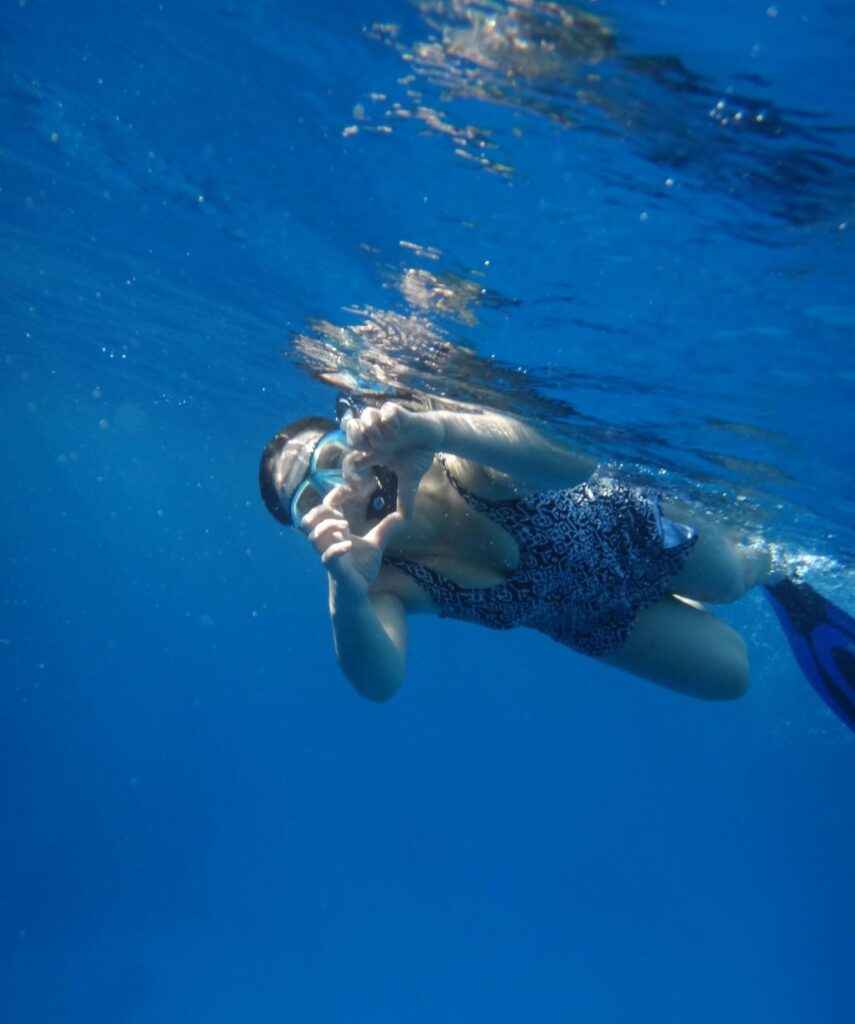 Laëtitia Campi formant un cœur avec ses mains sous l'eau, mer Rouge · pas de légende
