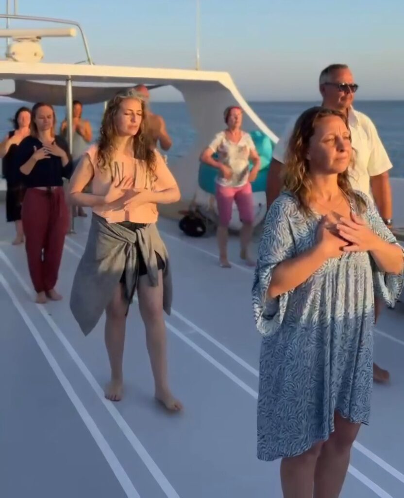 Laëtitia Campi guidant un temps de pratique avec le groupe sur le bateau