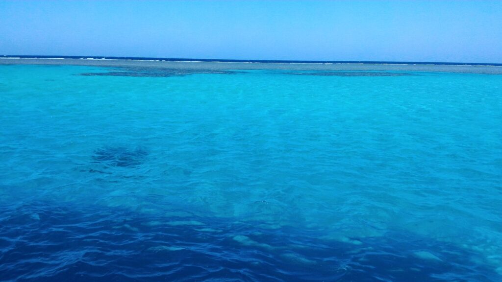Lagon turquoise de la baie de Sataya, protégé par son récif, mer Rouge, Égypte · légende : La baie de Sataya, au sud de la mer Rouge