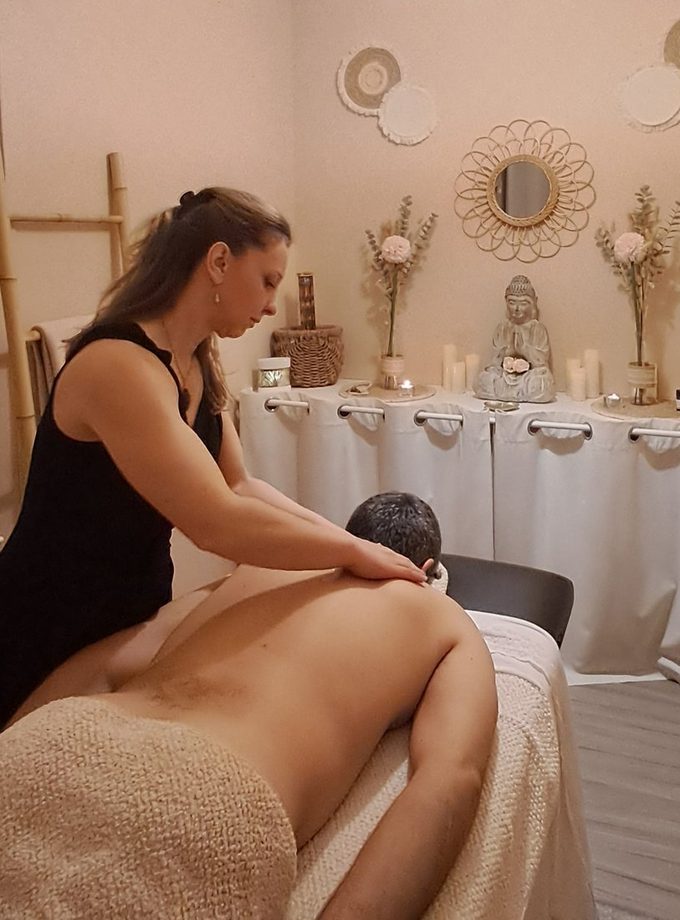 Massage relaxant au cabinet de Castres : Laëtitia Campi pendant un massage intuitif déliant
