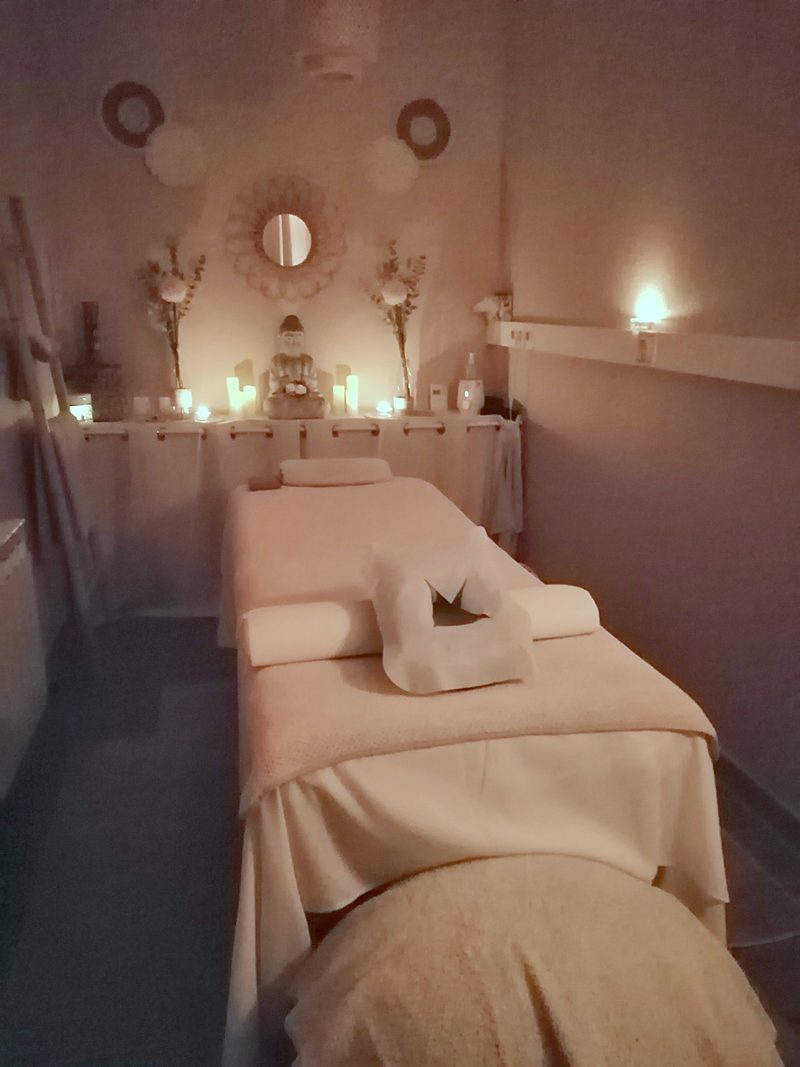 Salle de massage prénatal au cabinet de Castres, avec le ballon et les coussins