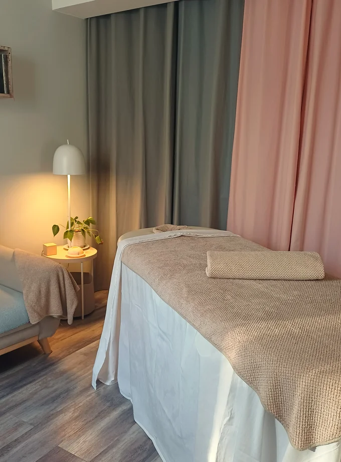 Table de massage et rideau rose, cabinet de Saubens près de Muret
