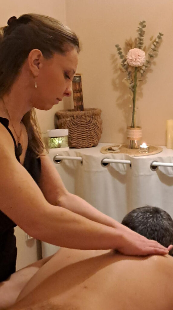 Toucher lent et présent pendant un massage tao
